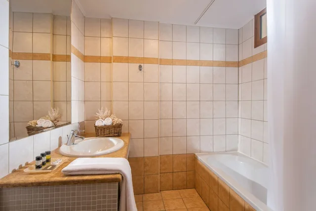 غرفة بسريرين منفصلين بإطلالة على البحر، Blue Bay Resort Hotel 4/5