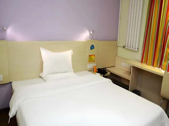 Fashion, King Bed، GREENTREE INTERNATIONAL COMMERCE CITY HOTEL 2/2