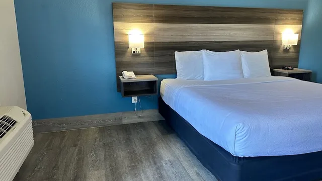 غرفة بسرير كينج، Days Inn by Wyndham San Diego Vista 3/10