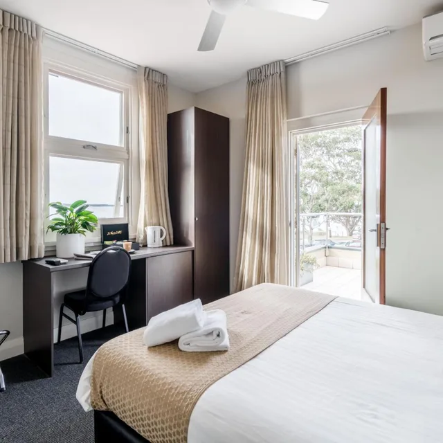 غرفة بسرير كوين بإطلالة على البحر بشرفة، The Huskisson 6/6