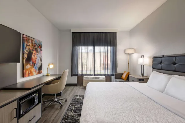 غرفة بسرير كينج، La Quinta Inn & Suites by Wyndham Dothan 1/5