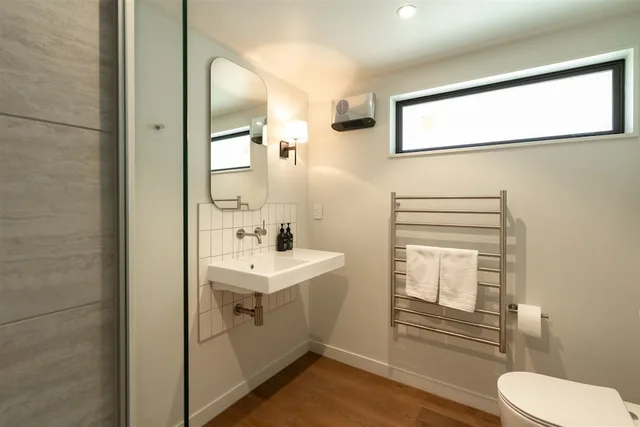 Premium Hotel Room, Edgewater Hotel 4/6