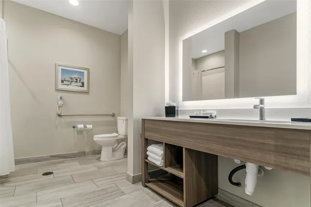 غرفة بسرير كينج بإطلالة مع أريكة بمطبخ صغير بحوض استحمام لذوي الإعاقة، Executive Residency By Best Western Corpus Christi 5/5