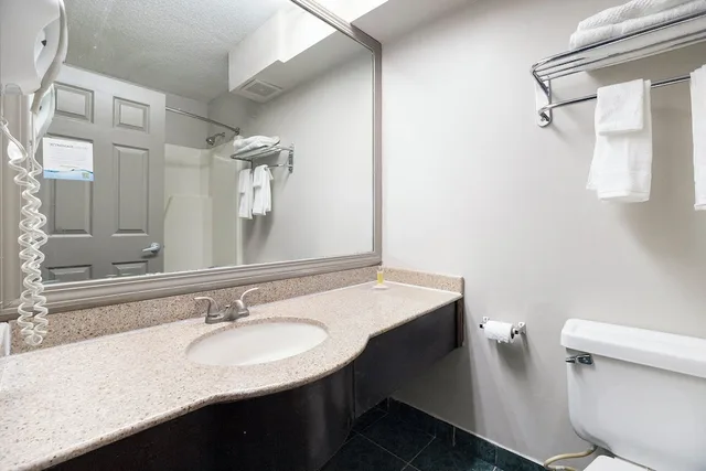 جناح بسرير كينج وسرير كوين، Days Inn & Suites by Wyndham Muskegon 3/3