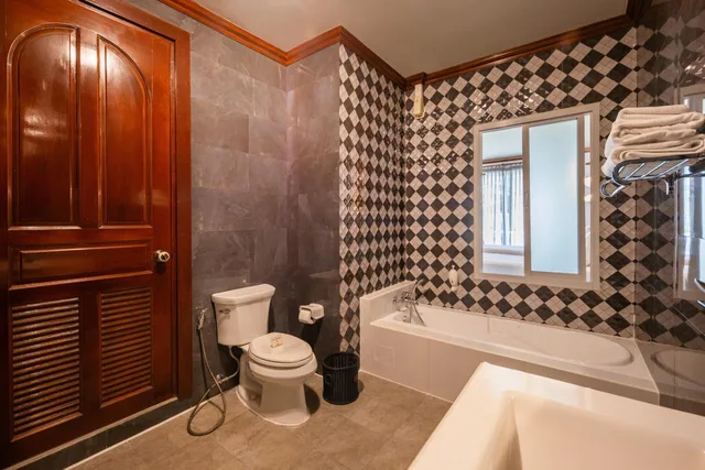 جناح جونيور بسريرين منفصلين بشرفة، Erawan Hotel 10/10