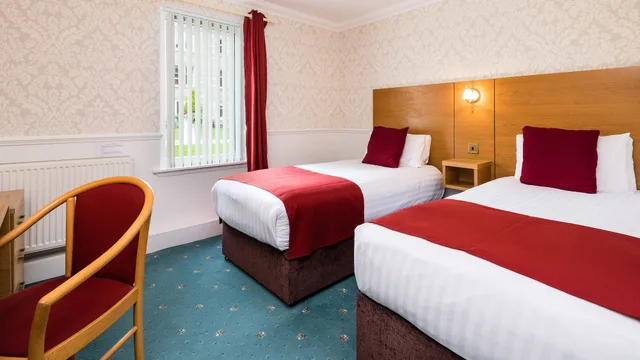 غرفة مريحة بسريرين منفصلين، Fishers Hotel 1/10