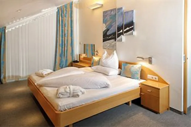 جناح بسرير كينج بشرفة مع أريكة، Alpenhotel Fall In Love 1/2