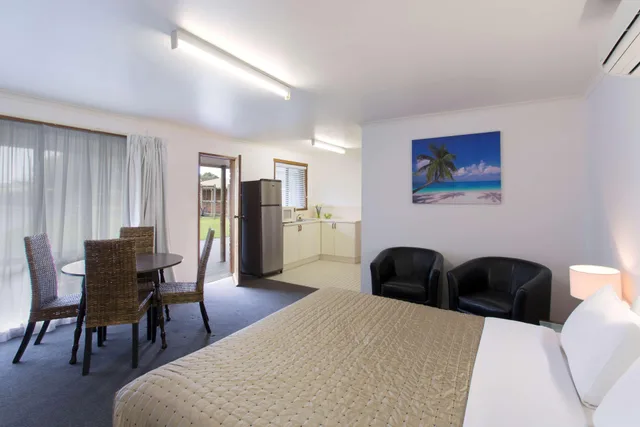 غرفة ثلاثية بسريرين، Best Western Colonial Village Motel 2/3