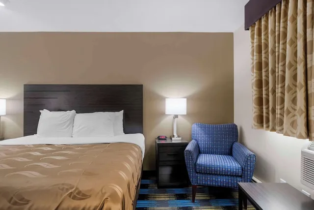 غرفة قياسية بسرير كينج بحوض جاكوزي، Rodeway Inn Grandville - Grand Rapids 10/10