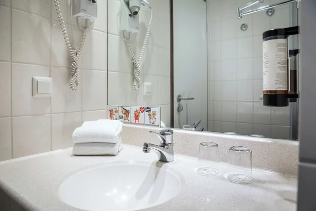 غرفة بزنس ثلاثية بسرير كوين مع أريكة، ACHAT Hotel Dresden Elbufer 4/5