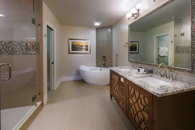 غرفة بسرير كينج وسرير كوين بغرفتي نوم، Holiday Inn Club Vacations South Beach Resort 10/10