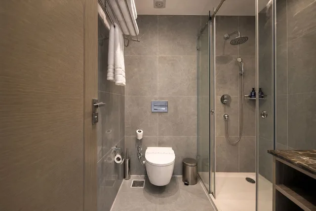 غرفة عائلية بسرير كينج وسرير بطابقين بإطلالة على المسبح، M Hotels at Porto Marina 4/4
