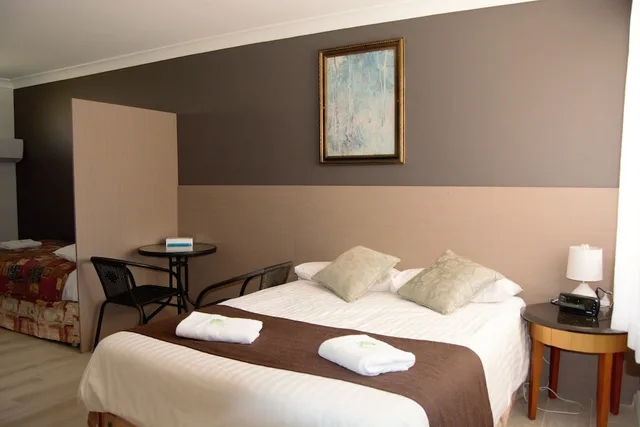 غرفة عائلية بسرير مزدوج وسريرين منفصلين، Civic Motor Inn Cowra 2/6