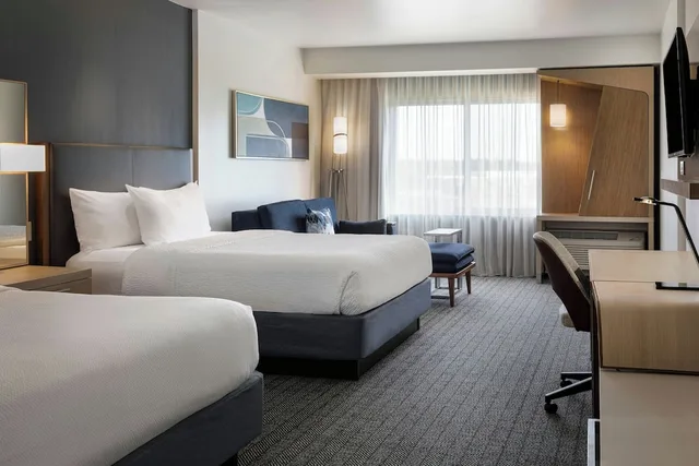 غرفة بسريرين كوين مع أريكة، COURTYARD ST. LOUIS ST. PETERS 4/10