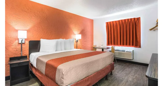 غرفة بسرير كينج بجاكوزي، Motel6 Elk Grove Village, IL 2/5