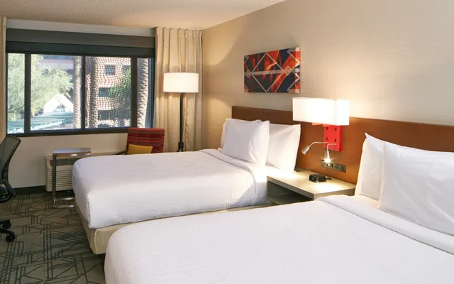 غرفة بسريرين مزدوجين لذوي الإعاقة، Hilton Garden Inn Scottsdale Old Town 1/2