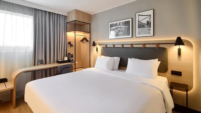 Superior, King Bed, CAMPANILE VILLEJUIF 1/8