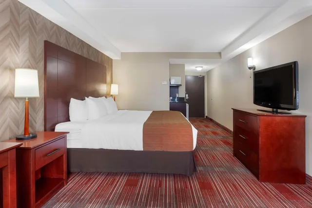 جناح بسرير كينج بجاكوزي، Best Western Plus Muskoka Inn 3/8