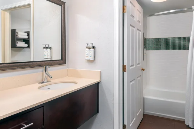 جناح بشرفة بغرفة نوم واحدة، Staybridge Suites Miami Doral Area 2/2