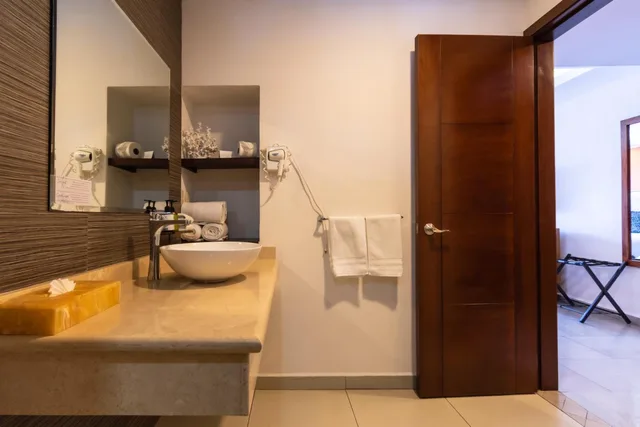 Grand, Pacific, Deluxe, Suite, King Bed, with View، Hotel Grand Paramar 5/5