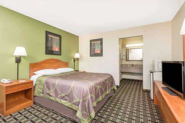 1 Queen Bed - Non-Smoking, Micfridge، Motel6 Forsyth, GA – Tift College 1/1