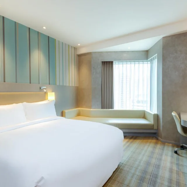 Standard, Queen Bed, Bath and Shower، Holiday Inn Express Hong Kong Mongkok 1/10