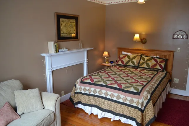 غرفة بسرير كوين مع أريكة، The Dowds Contry Inn and Event Center 1/1