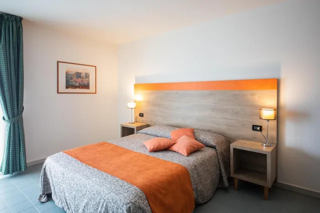 غرفة بسرير كوين، ATHENAEUM 5/10