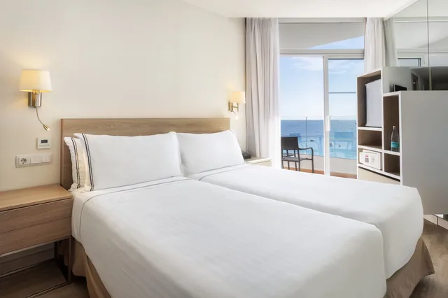 The Level, Queen Bed، Melia Cala Galdana 3/8