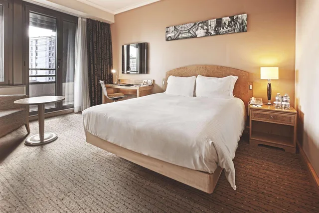 غرفة ديلوكس بسرير كينج وسرير كوين، Hilton Milan Hotel 2/7