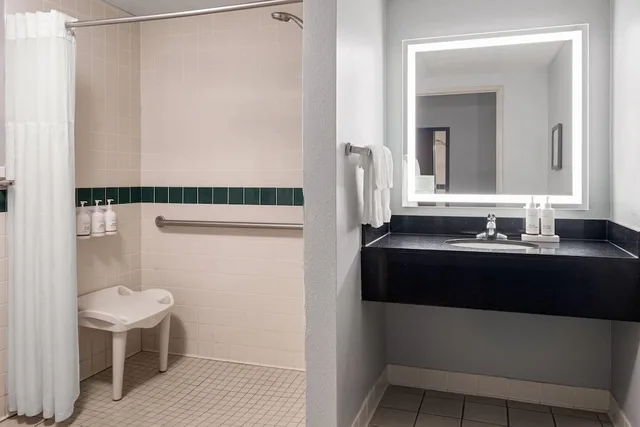 غرفة بسريرين كوين لذوي الإعاقة، AmericInn by Wyndham Grand Forks 4/4