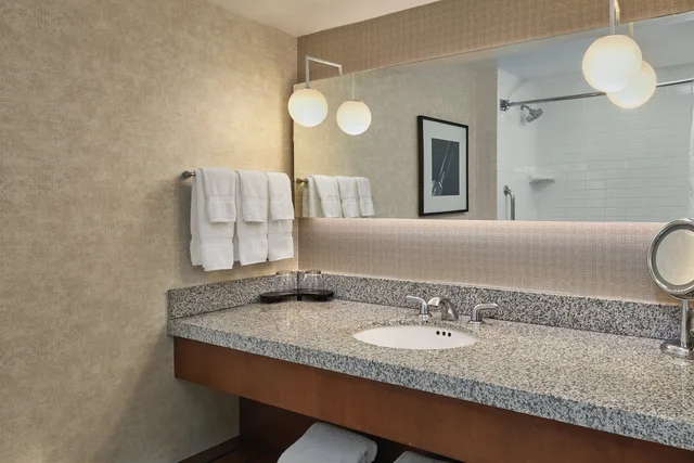 Skyline, King Bed، Loews Hollywood Hotel 7/10