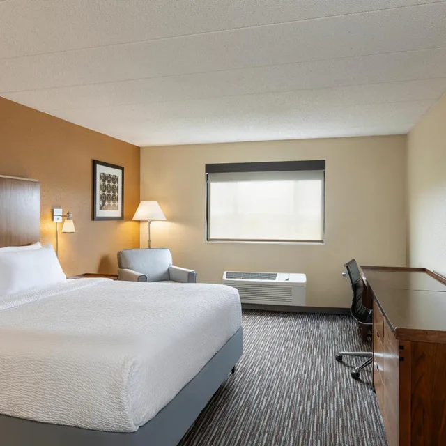 جناح بسرير كينج بمنطقة جلوس، Royle Hotel Milwaukee Airport 1/2