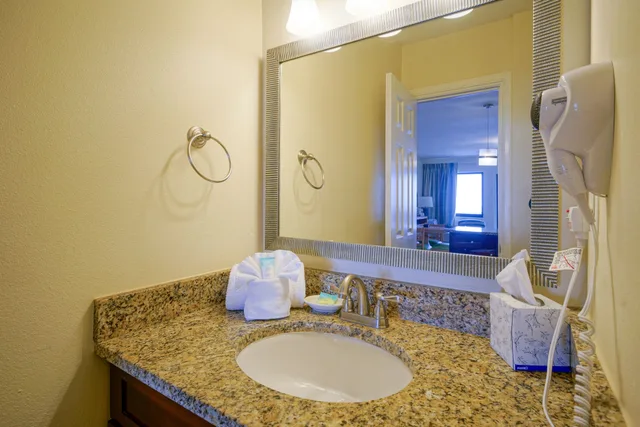 Studio, Queen Murphy Bed, Ocean Front, Kitchen، La Costa Beach Club 3/5