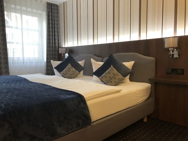 غرفة عائلية رباعية بسرير كوين مع أريكة، Lobinger Hotel Weisses Ross 5/10