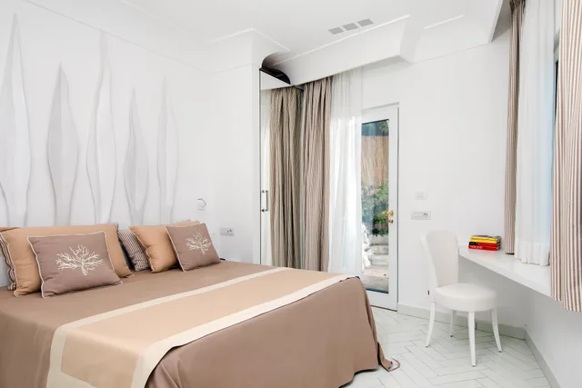 غرفة كلاسيكية بسرير مزدوج بإطلالة على البحر، Le Agavi Hotel 1/4