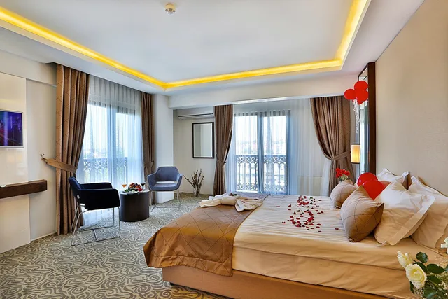 غرفة ديلوكس ثلاثية بسرير مزدوج وسرير فردي بإطلالة على البحر، Grand Sagcanlar Hotel 2/2