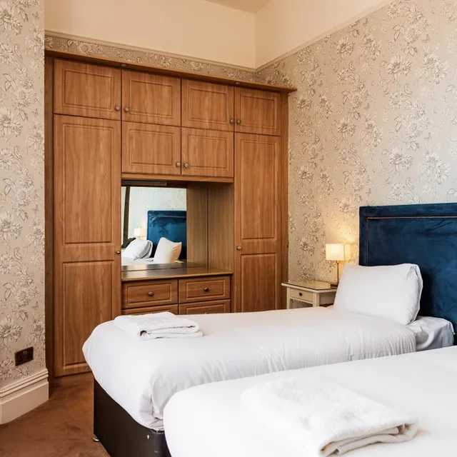 Room, Twin Beds, Sefton Park 2/5