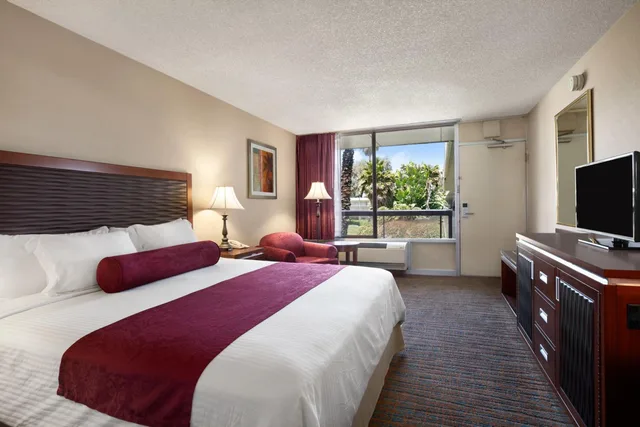 Executive, King Bed, Ramada By Wyndham Sunnyvale/Silicon Valley 1/2