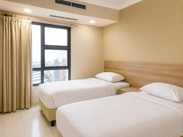 غرفة عائلية بسرير كوين وسريرين منفصلين بـ3 غرف نوم، Grand Tropic Suites Jakarta 1/10