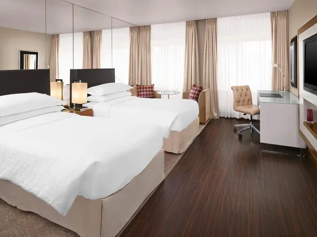 غرفة كلوب تنفيذية بسريرين منفصلين مع دخول صالة النادي، Sheraton Grand Hotel And Spa 1/4