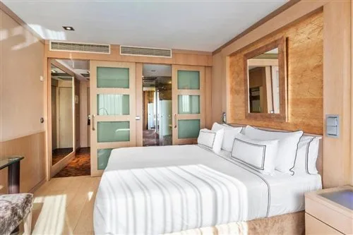 غرفة بريميوم بسرير مزدوج بإطلالة على المدينة، Melia Madrid Princesa Hotel 1/1
