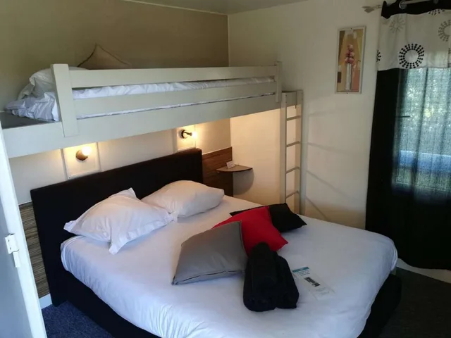 غرفة قياسية بسرير مزدوج وسريرين منفصلين، Kyriad Direct Saintes 6/10