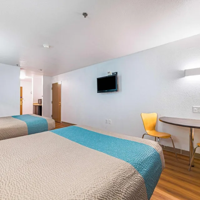 غرفة بسريرين كينج لغير المدخنين بمطبخ، Motel6 Decatur, TX 8/10