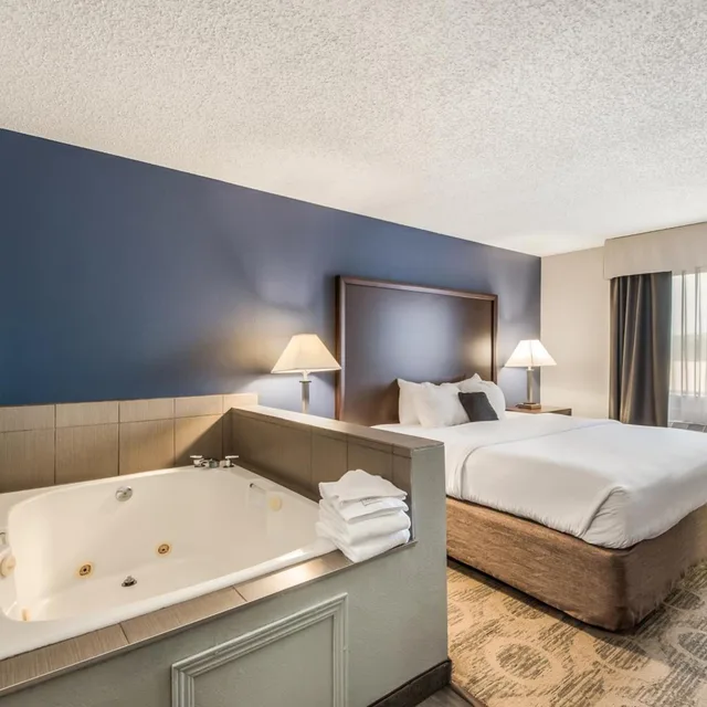 غرفة ديلوكس بسرير كينج بجاكوزي، Red Lion Inn & Suites Sequim 4/5
