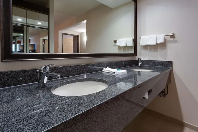 جناح بسريرين كوين بغرفتين مع أريكة، Drury In And Suites Denver Near the Tech Center 3/3