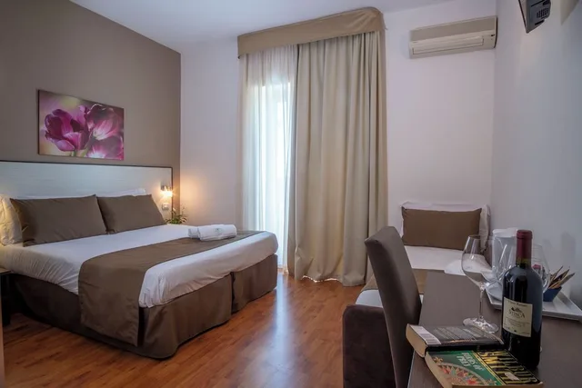 غرفة كلاسيكية ثلاثية بسرير مزدوج وسرير فردي بشرفة، Hotel La Pergola Sorrento 1/2