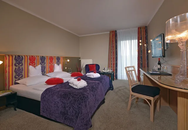 غرفة بريميوم بسرير كينج بشرفة، Parkhotel Weiskirchen 3/8