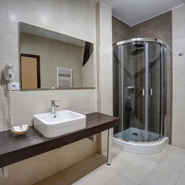غرفة بسريرين منفصلين بشرفة، Hotel Ave Lux 9/10