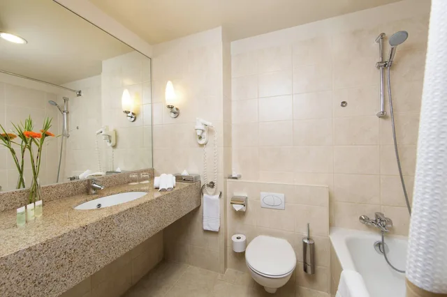 Suite, King Bed, Garden View, Courtyard By Marriott Brussels 2/2